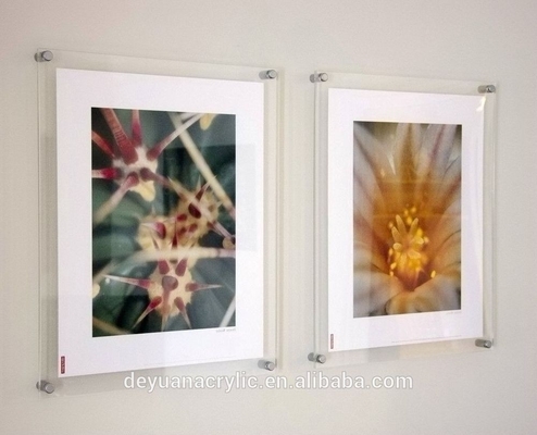 La photo acrylique d'image fixée au mur à la maison vue 8 x 10 avec le clou de fer