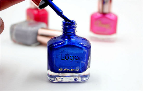 La marque de distributeur a adapté le vernis à ongles aux besoins du client, le vernis à ongles de gel de femmes 14ml