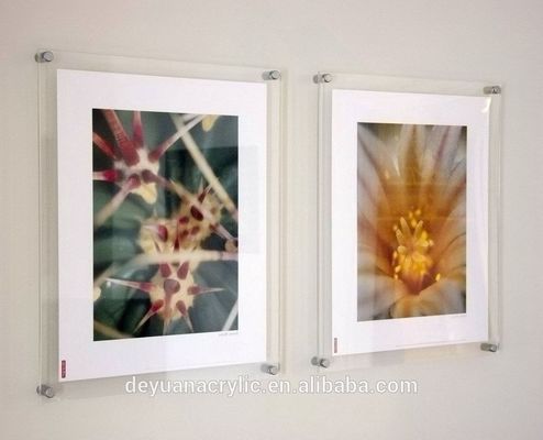 La photo acrylique d'image fixée au mur à la maison vue 8 x 10 avec le clou de fer