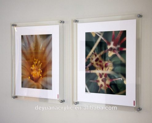 La photo acrylique d'image fixée au mur à la maison vue 8 x 10 avec le clou de fer